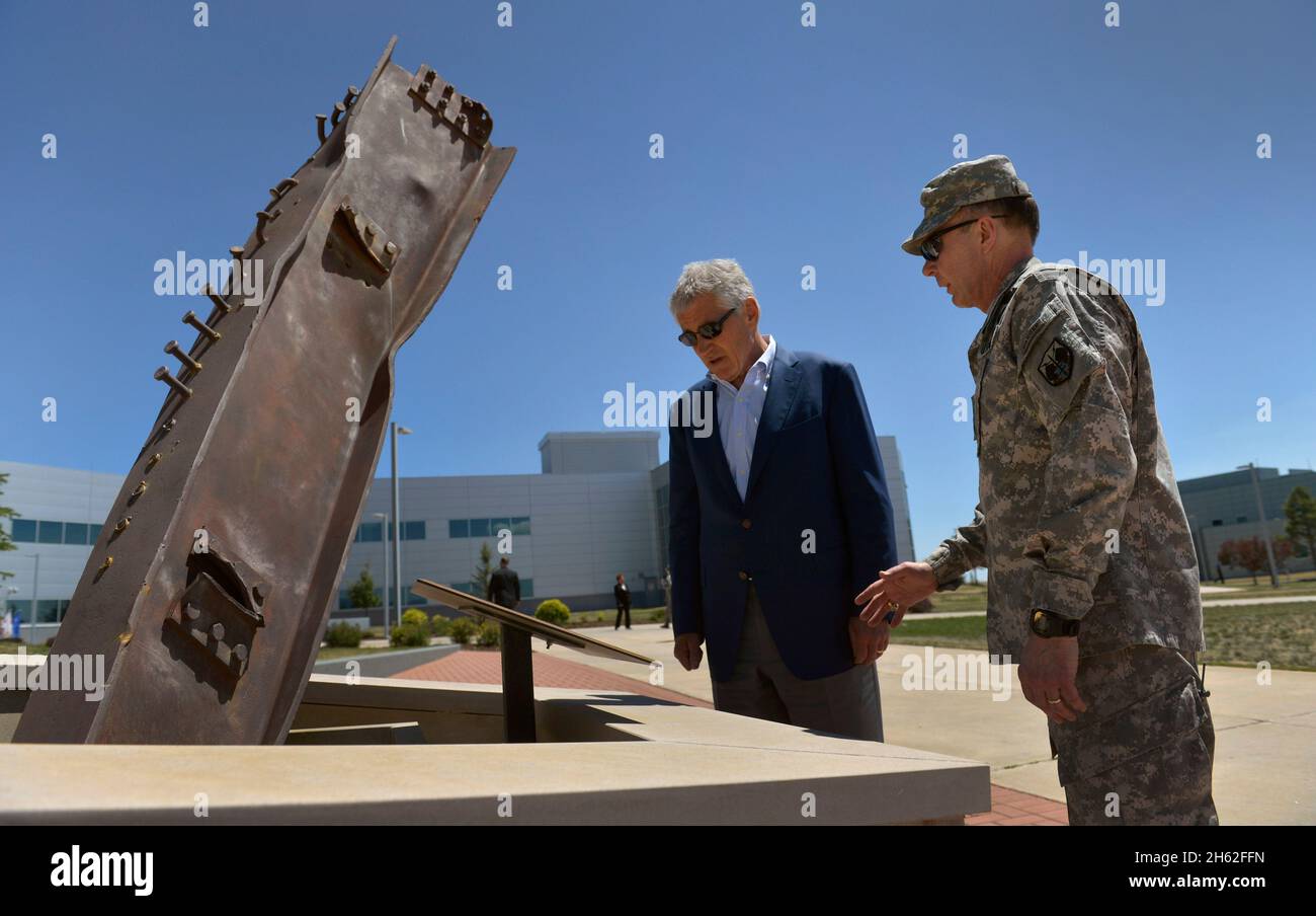 Der Befehlshaber des US-Nordkommandos, Chuck Jacoby, rechts, berichtet dem Verteidigungsminister Chuck Hagel über das Denkmal aus dem Jahr 9/11, das aus einem Überbleibsel des World Trade Center Ca. 2013 Stockfoto