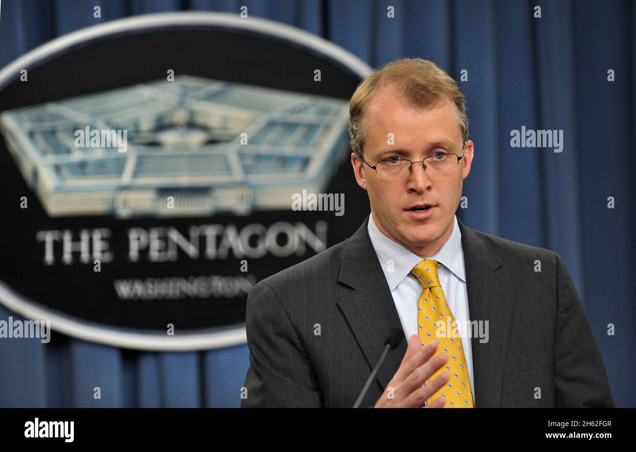 Der stellvertretende Verteidigungsminister für öffentliche Angelegenheiten, George Little, beantwortet die Frage eines Reporters während einer Pressekonferenz im Pentagon Press Briefing Room am 17. Juli 2012. Stockfoto