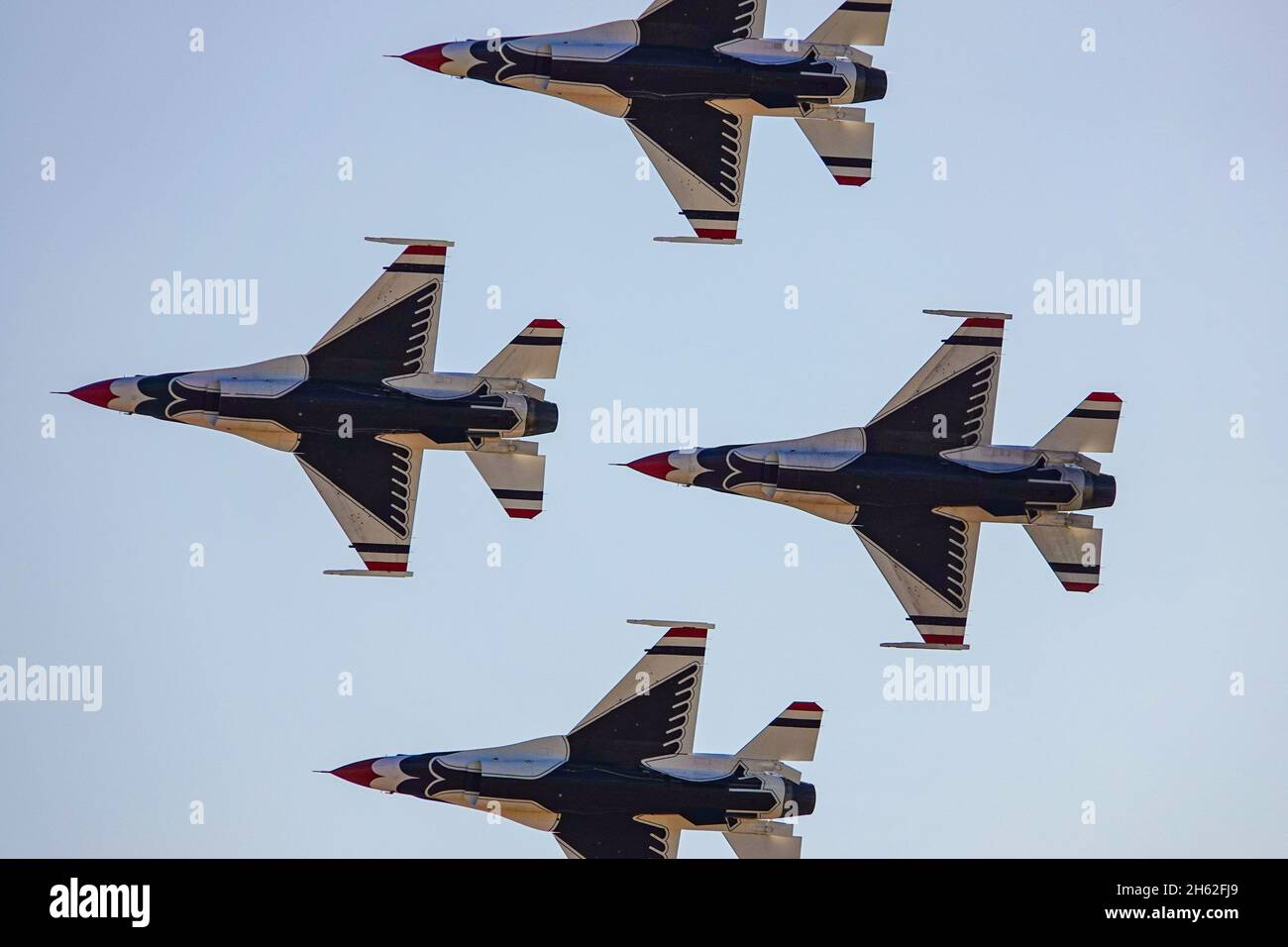 Das F-16-Demonstrationsteam der United States Air Force Thunderbirds schweben während einer Airshow 2021 hoch über der Wüste von Arizona Stockfoto