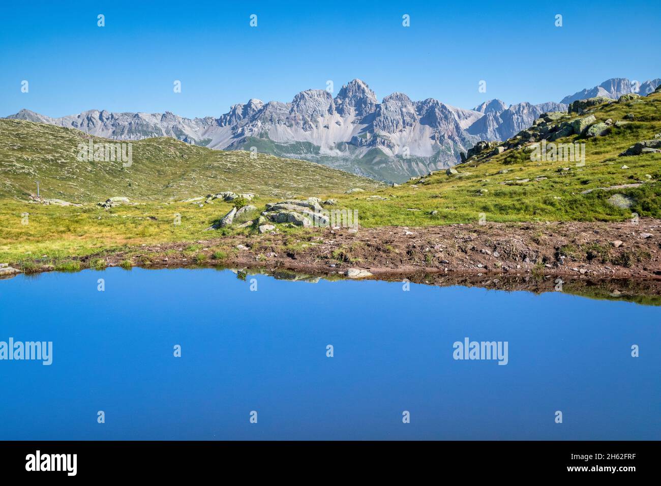 alpensee mit Bergen im Hintergrund,laresei,falcade,belluno,veneto,italien Stockfoto