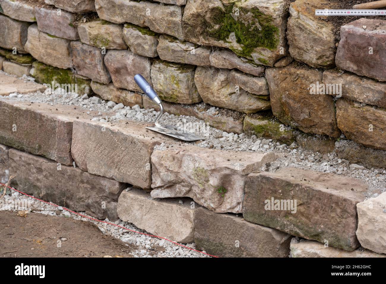 Erstellen Sie eine trockene Steinwand Stockfoto