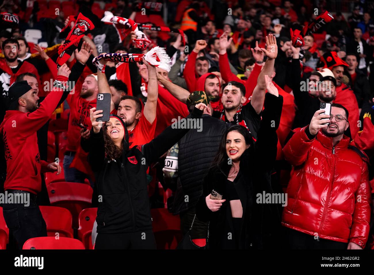 Albanien-Fans auf den Tribünen während des FIFA-WM-Qualifikationsspiel im Wembley-Stadion, London. Bilddatum: Freitag, 12. November 2021. Stockfoto