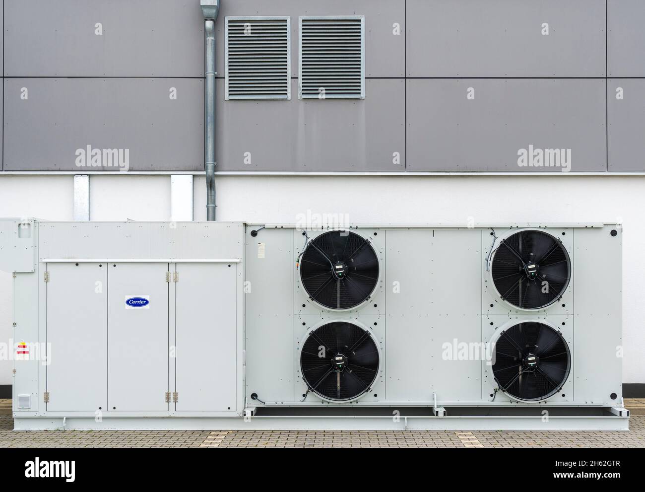 Klimaanlage mit Ventilatoren und Lüftung auf einem aldi süd Parkplatz in  landsberg am lech Stockfotografie - Alamy