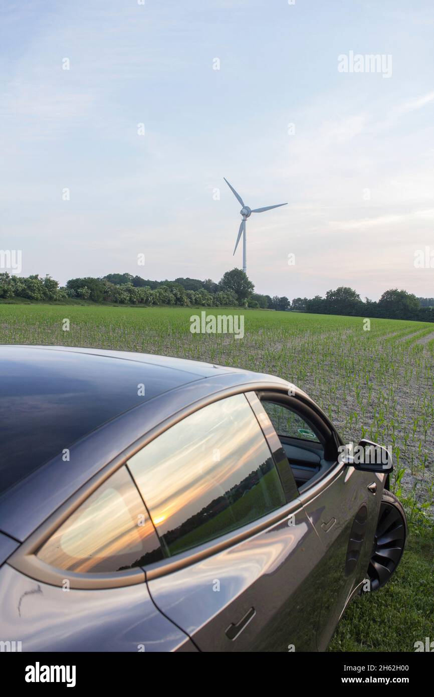 Roadtrip durch deutschland in einem tesla Modell 3 Performance Stockfoto