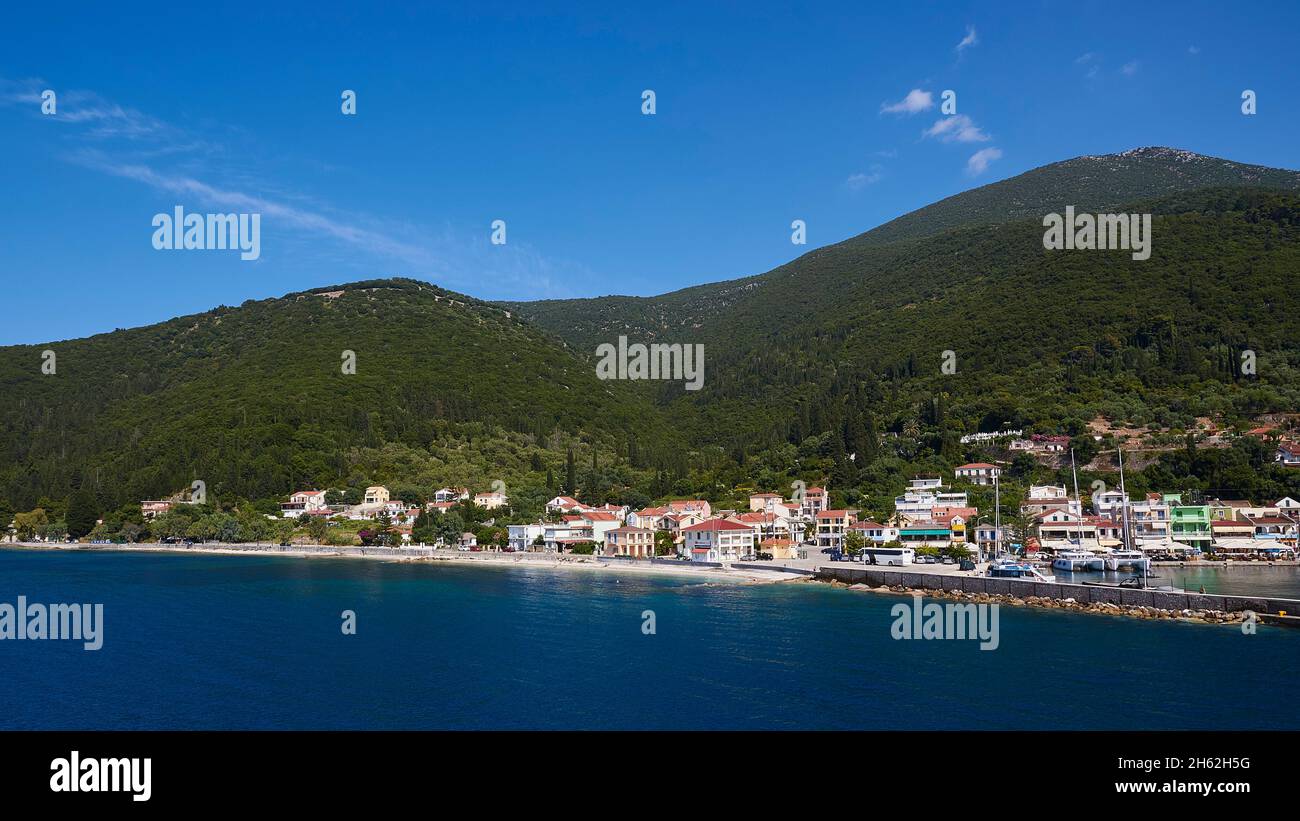 griechenland, griechische Inseln, ionische Inseln, kefalonia, sami, Hafen, sami Fährhafen, fotografiert vom Meer, grüne Hügel im Hintergrund, dunkelblauer Himmel, individuelle Wolken Stockfoto