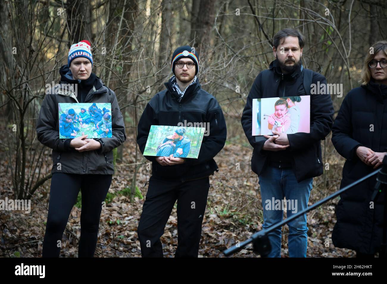 Aktivisten halten Fotos von Migranten, die am 12. November 2021 bei einer Pressekonferenz in der Nähe von Kuznica, Polen, in Grenznähe gefunden wurden. In einer Lage in der Nähe von Th Stockfoto