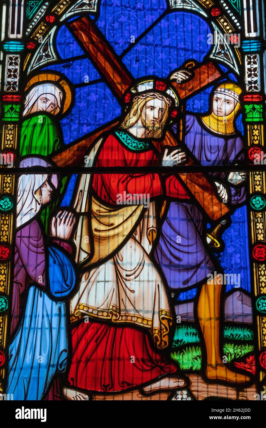 england, Insel wight, Chale, St. andrew's Church, Buntglasfenster, das Christus darstellt, der das Kreuz trägt, vom viktorianischen Designer charles eamer kempe Stockfoto