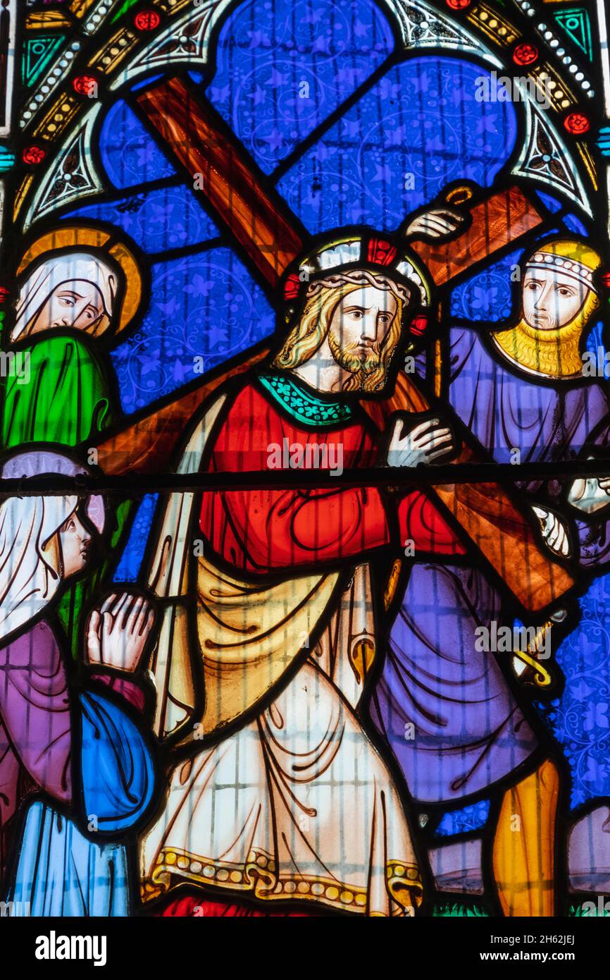 england, Insel wight, Chale, St. andrew's Church, Buntglasfenster, das Christus darstellt, der das Kreuz trägt, vom viktorianischen Designer charles eamer kempe Stockfoto