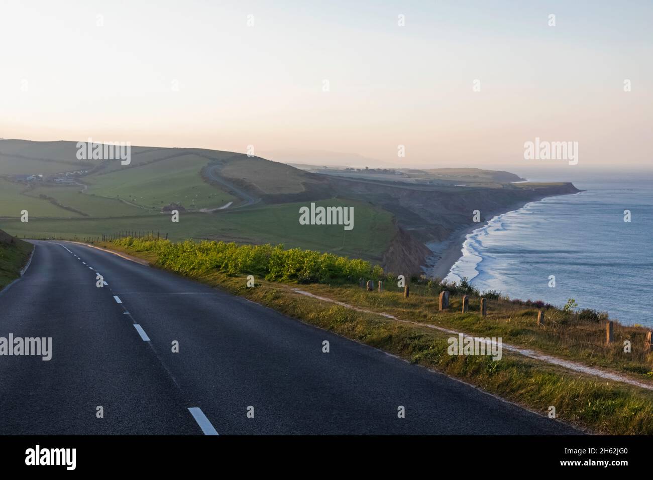 england, Insel wight, Küstenansicht der Straße und Wanderweg mit brightstone Bucht in der Ferne Stockfoto