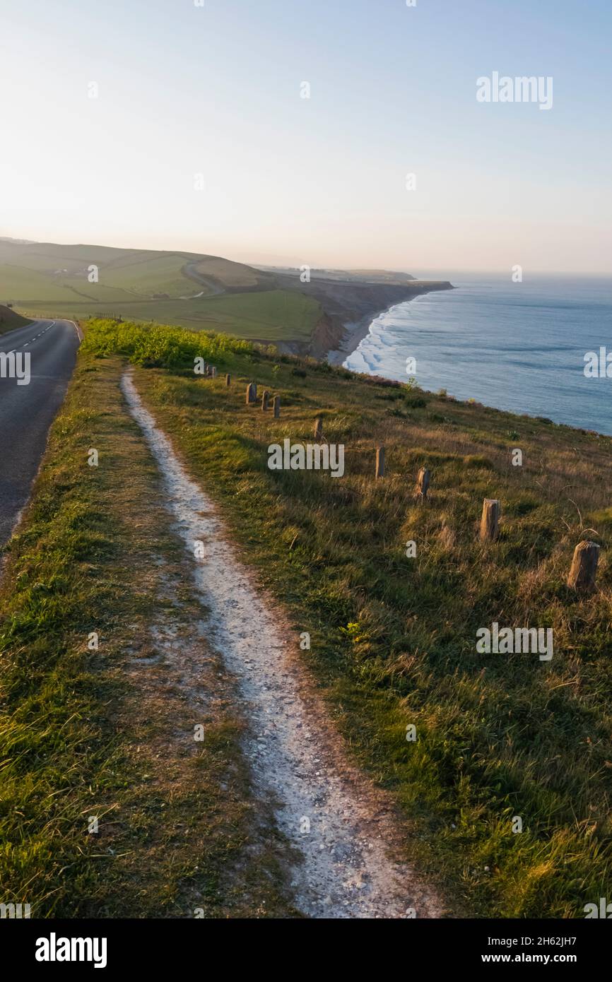 england, Insel wight, Küstenansicht der Straße und Wanderweg mit brightstone Bucht in der Ferne Stockfoto