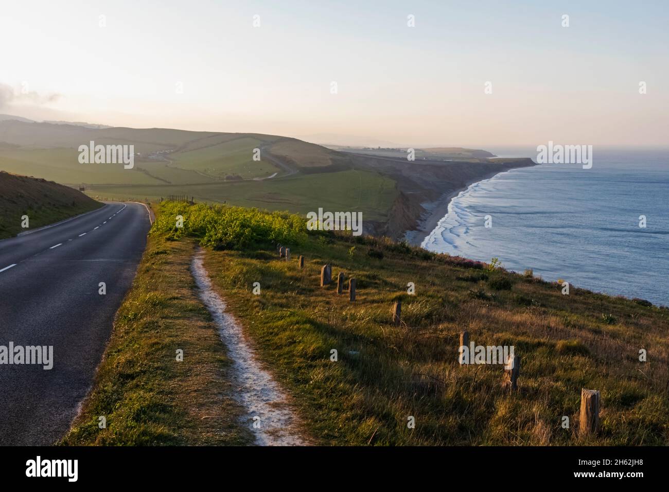 england, Insel wight, Küstenansicht der Straße und Wanderweg mit brightstone Bucht in der Ferne Stockfoto