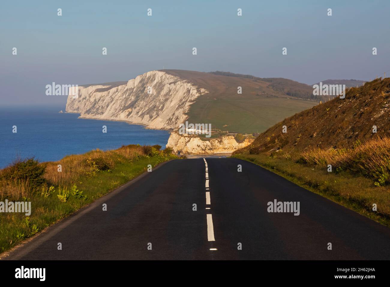 england, Insel wight, Blick auf die Küste von leerer Straße und weißen Klippen Stockfoto