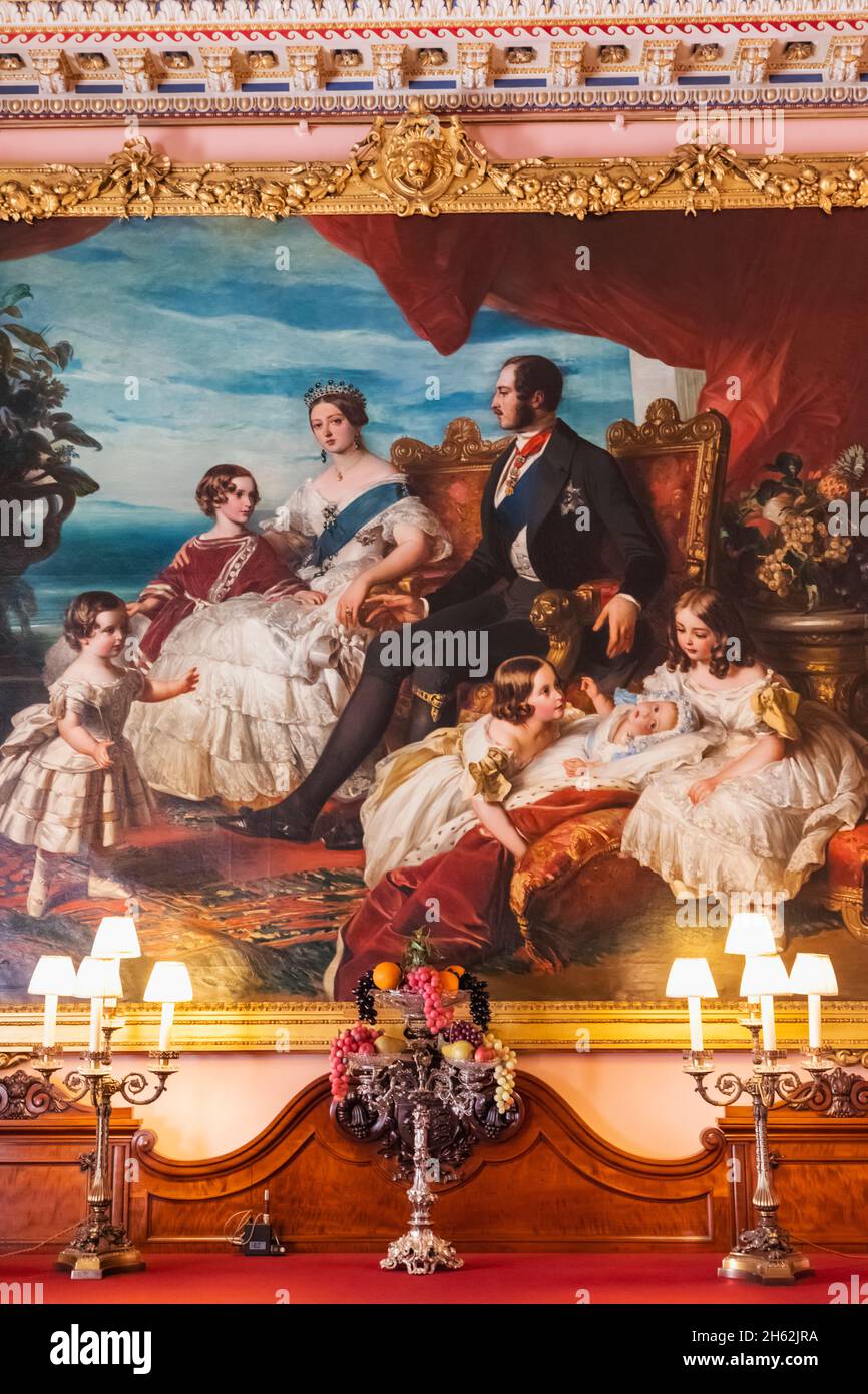 england, Insel wight, East cowes, osborne House, das palastartige ehemalige Zuhause von Königin victoria und Prinz albert, der Speisesaal, Gemälde der königlichen Familie im Jahr 1846 (nach winterhalter) datiert 1864 Stockfoto