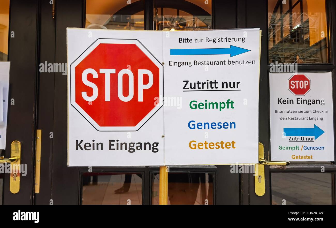 München, Bayern, Deutschland. November 2021. Nach dem, was Kritiker als nicht reagierte und bestenfalls schmerzhaft langsame Reaktionen auf die vierte Corona-Welle bezeichnen, sind die Regionen ein Flickenteppich gegen Corona-Pläne, einschließlich der 2G- und 3G-Regeln, die von Jens Spahn als „'0G'“ beschrieben wurden, da die Durchsetzung praktisch null ist, wenn sie den Unternehmen überlassen wird. Aus diesem Grund wurde die Polizei angewiesen, Restaurants und andere Unternehmen wegen Verstößen zu besuchen. Kredit: ZUMA Press, Inc./Alamy Live Nachrichten Stockfoto