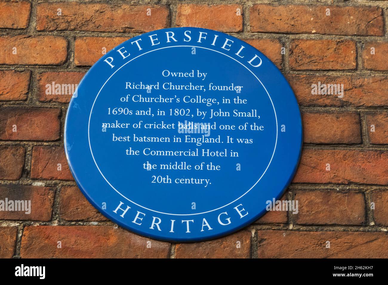 england, hampshire, petersfield, blaue Plakette, die die Lage des Geschäftshotels in der Mitte des 20. Jahrhunderts anzeigt und einst im Besitz des englischen Cricket-Schlagmanns john Small war Stockfoto