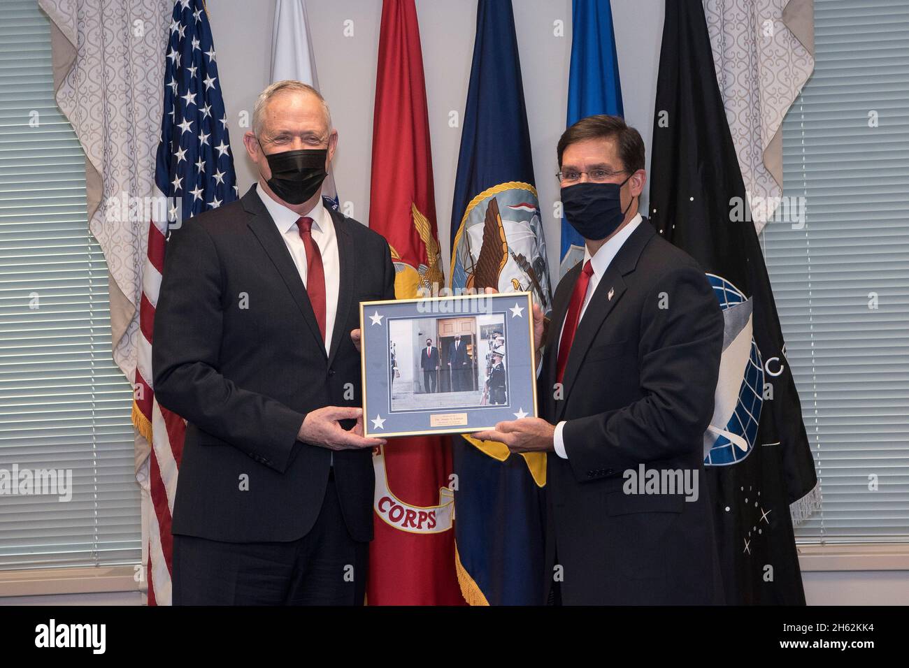 Berichtet: Verteidigungsminister Dr. Mark T. Esper empfängt den israelischen Verteidigungsminister Benjamin Benny Gantz im Pentagon, Washington, D.C., am 22. September 2020. . Stockfoto