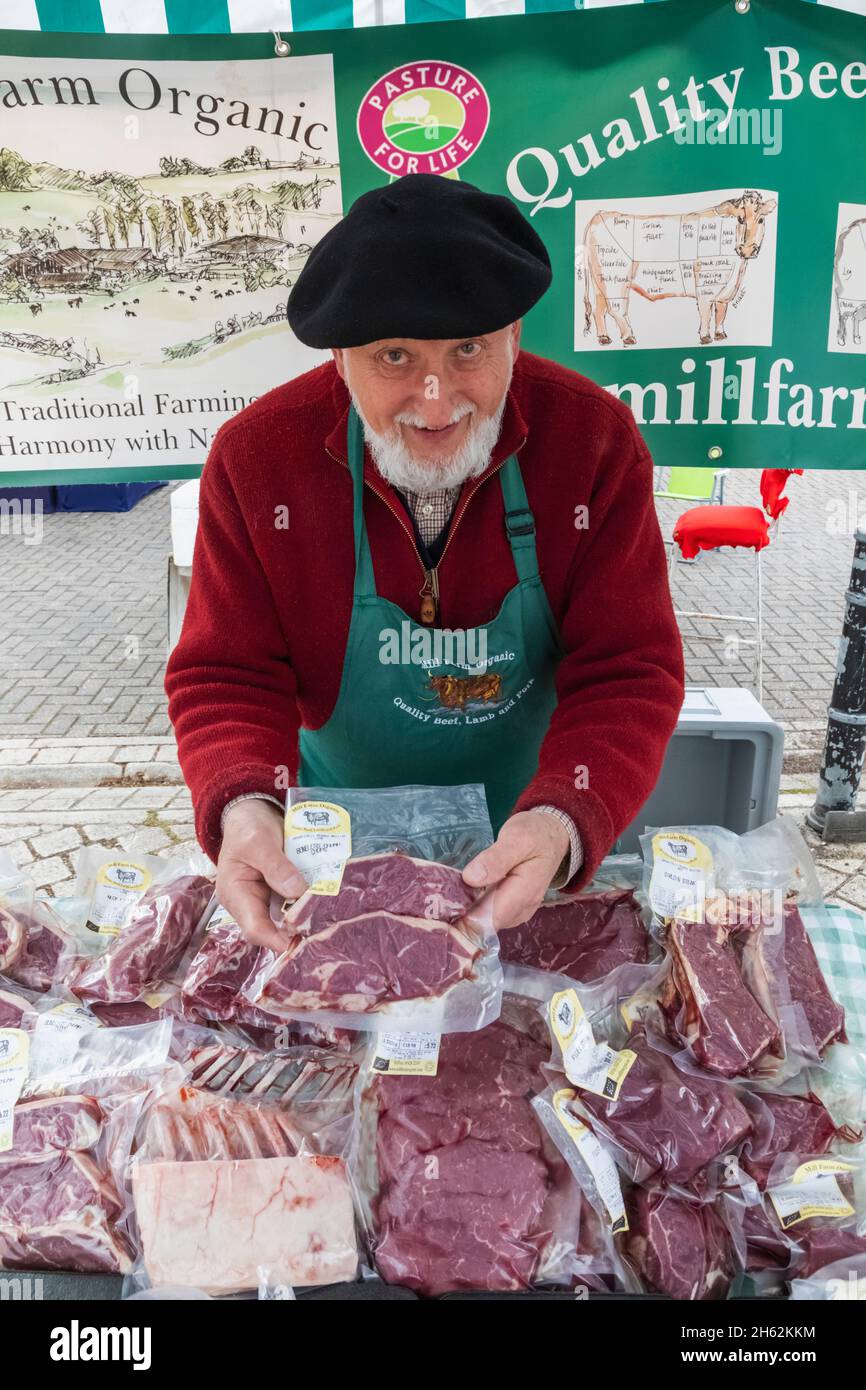 england, hampshire, petersfield, wöchentlicher Bauernmarkt, Porträt eines älteren Herrn, der frisches Bio-Fleisch verkauft Stockfoto