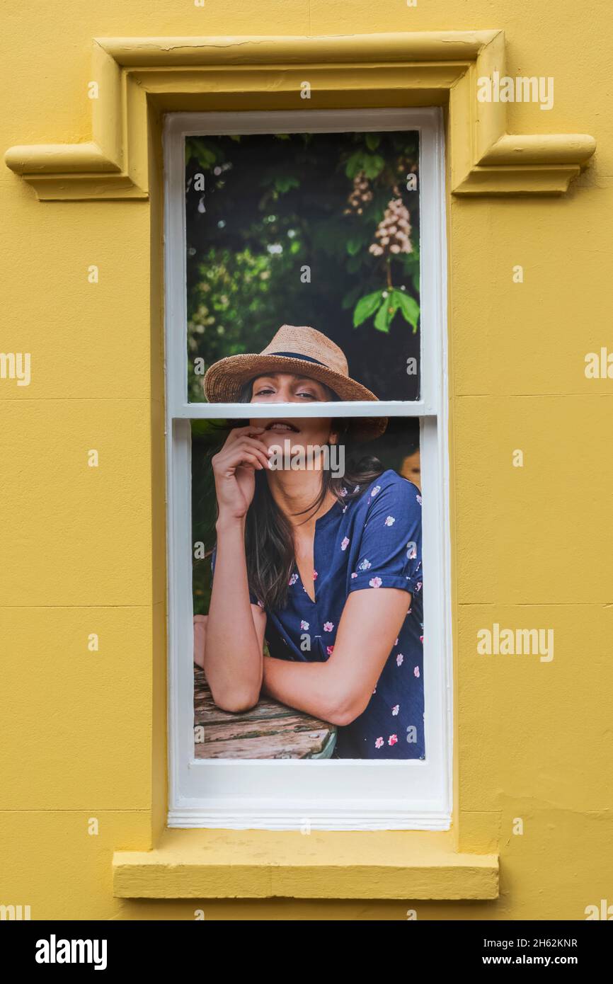 england, hampshire, petersfield, Poster mit einer jungen Dame im Schaufenster Stockfoto