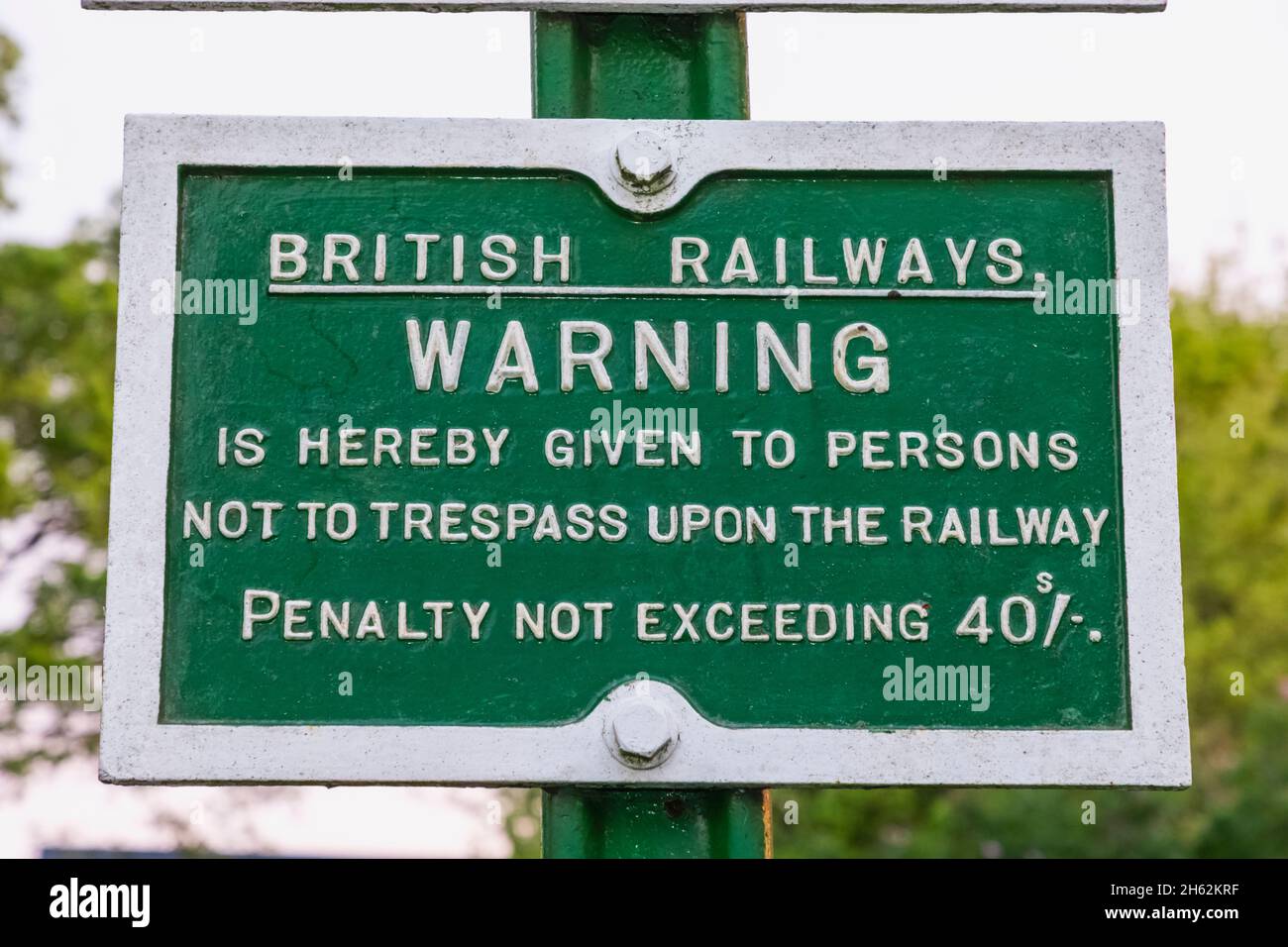 england, hampshire, ropley, ropley Station, die Mid-hants Heritage Railway alias the Watercress line, alte britische Eisenbahnen Warnschild vor dem Betreten der Eisenbahnlinie Stockfoto