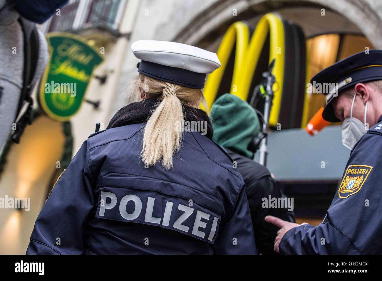 München, Bayern, Deutschland. November 2021. Nach dem, was Kritiker als nicht reagierte und bestenfalls schmerzhaft langsame Reaktionen auf die vierte Corona-Welle bezeichnen, sind die Regionen ein Flickenteppich gegen Corona-Pläne, einschließlich der 2G- und 3G-Regeln, die von Jens Spahn als „'0G'“ beschrieben wurden, da die Durchsetzung praktisch null ist, wenn sie den Unternehmen überlassen wird. Aus diesem Grund wurde die Polizei angewiesen, Restaurants und andere Unternehmen wegen Verstößen zu besuchen. Kredit: ZUMA Press, Inc./Alamy Live Nachrichten Stockfoto