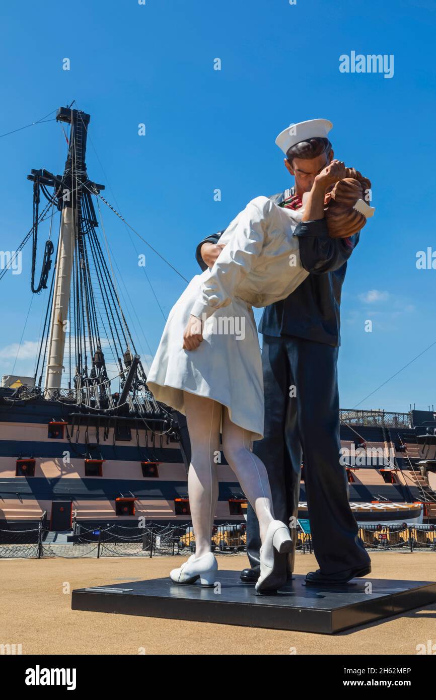 england, hampshire, portsmouth, portsmouth, historische Werft, riesiger Bildhauer der Seemannin, der eine Frau vor dem hms-Sieg umarmt, der von seward johnson mit dem Titel „Umarmung des Friedens“ betitelt wurde Stockfoto