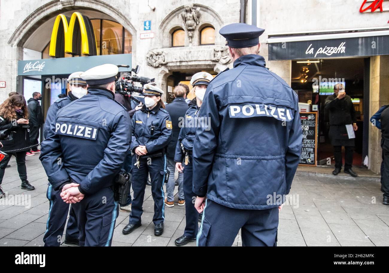 München, Bayern, Deutschland. November 2021. Nach dem, was Kritiker als nicht reagierte und bestenfalls schmerzhaft langsame Reaktionen auf die vierte Corona-Welle bezeichnen, sind die Regionen ein Flickenteppich gegen Corona-Pläne, einschließlich der 2G- und 3G-Regeln, die von Jens Spahn als „'0G'“ beschrieben wurden, da die Durchsetzung praktisch null ist, wenn sie den Unternehmen überlassen wird. Aus diesem Grund wurde die Polizei angewiesen, Restaurants und andere Unternehmen wegen Verstößen zu besuchen. Kredit: ZUMA Press, Inc./Alamy Live Nachrichten Stockfoto