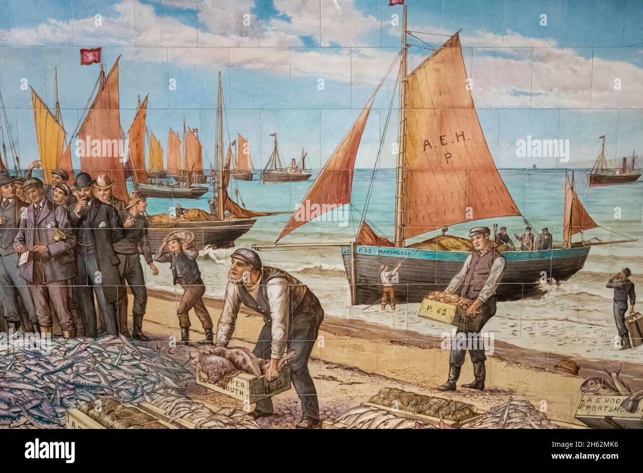 england, hampshire, portsmouth, portsmouth Museum, historische dekorative Fliesenplatte, die eine Frischfischauktion darstellt Stockfoto