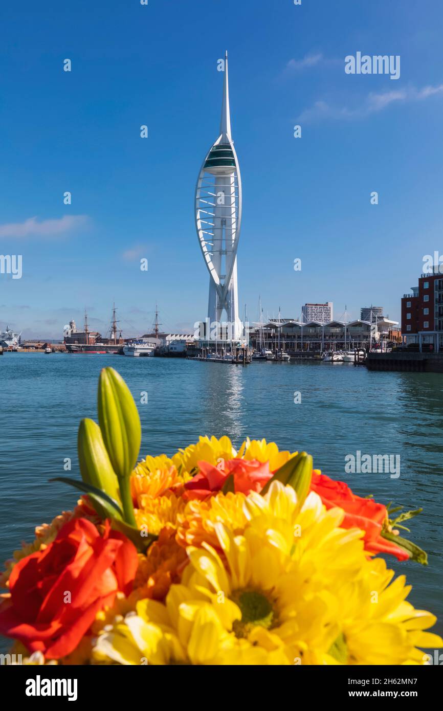 england, hampshire, portsmouth, Blick auf den Spinnaker Tower und bunte Blumen Stockfoto