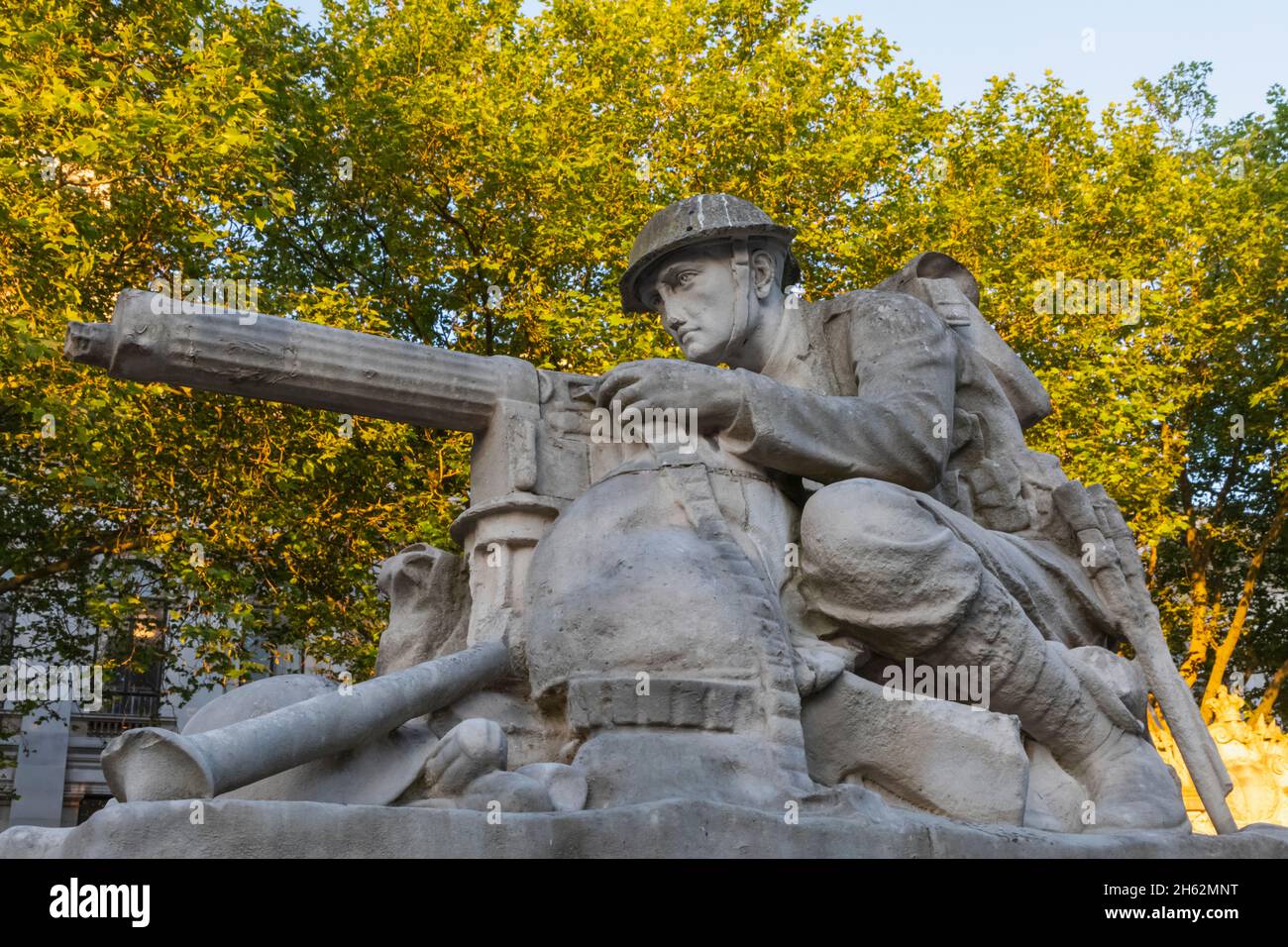 england, hampshire, portsmouth, guildhall Square, kriegsdenkmal des 1. und 2. weltkriegs, Statue des britischen Maschinengewehrschützen des 1. weltkriegs Stockfoto