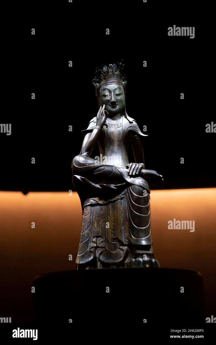 Seoul, Südkorea. November 2021. Ein nachdenklicher Bodhisattva (Ende des 6. Jahrhunderts), nationaler Schatz 78 von Südkorea, der im Nationalmuseum von Korea ausgestellt wurde.das Museum eröffnete einen permanenten Ausstellungsraum mit dem Namen "Raum der stillen Kontemplation" für zwei buddhistische vergoldete Bronzestatuen des nachdenklichen Bodhisattva (Bangasayusang), die nationale Schätze sind. Kredit: SOPA Images Limited/Alamy Live Nachrichten Stockfoto