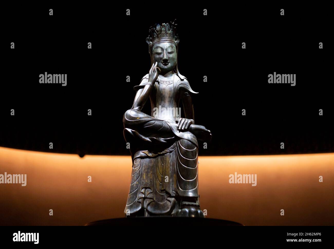 Seoul, Südkorea. November 2021. Ein nachdenklicher Bodhisattva (Ende des 6. Jahrhunderts), nationaler Schatz 78 von Südkorea, der im Nationalmuseum von Korea ausgestellt wurde.das Museum eröffnete einen permanenten Ausstellungsraum mit dem Namen "Raum der stillen Kontemplation" für zwei buddhistische vergoldete Bronzestatuen des nachdenklichen Bodhisattva (Bangasayusang), die nationale Schätze sind. Kredit: SOPA Images Limited/Alamy Live Nachrichten Stockfoto