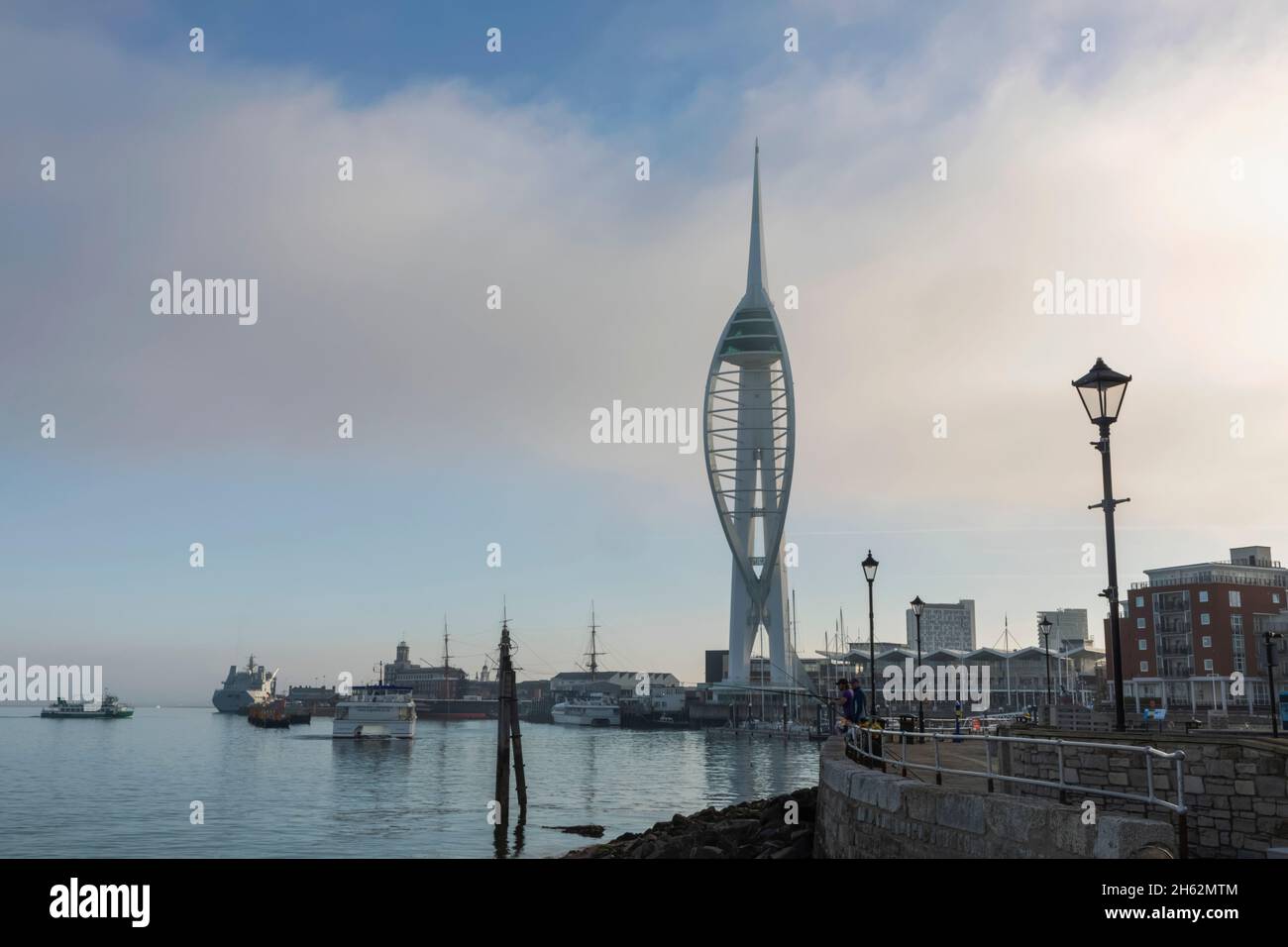 england, hampshire, portsmouth, Blick über den Tag auf die Fischer vor dem Spinnakerturm und der Skyline der Stadt Stockfoto