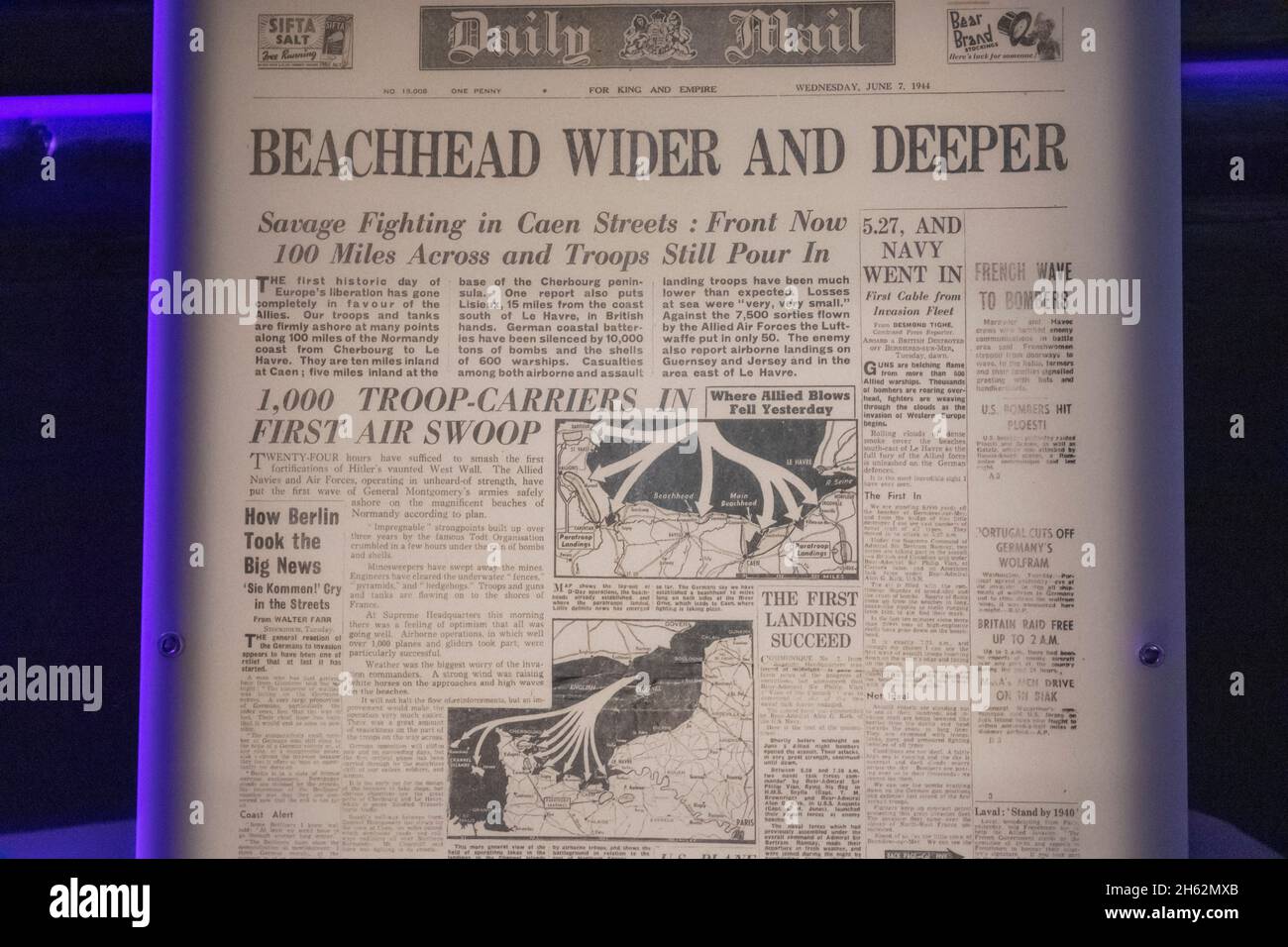england, hampshire, portsmouth, southsea, das Tagesgeschichtenmuseum, Titelseite der täglichen Postzeitung vom mittwoch, den 7,1944. juni, die Truppenlandungen in frankreich berichtet Stockfoto