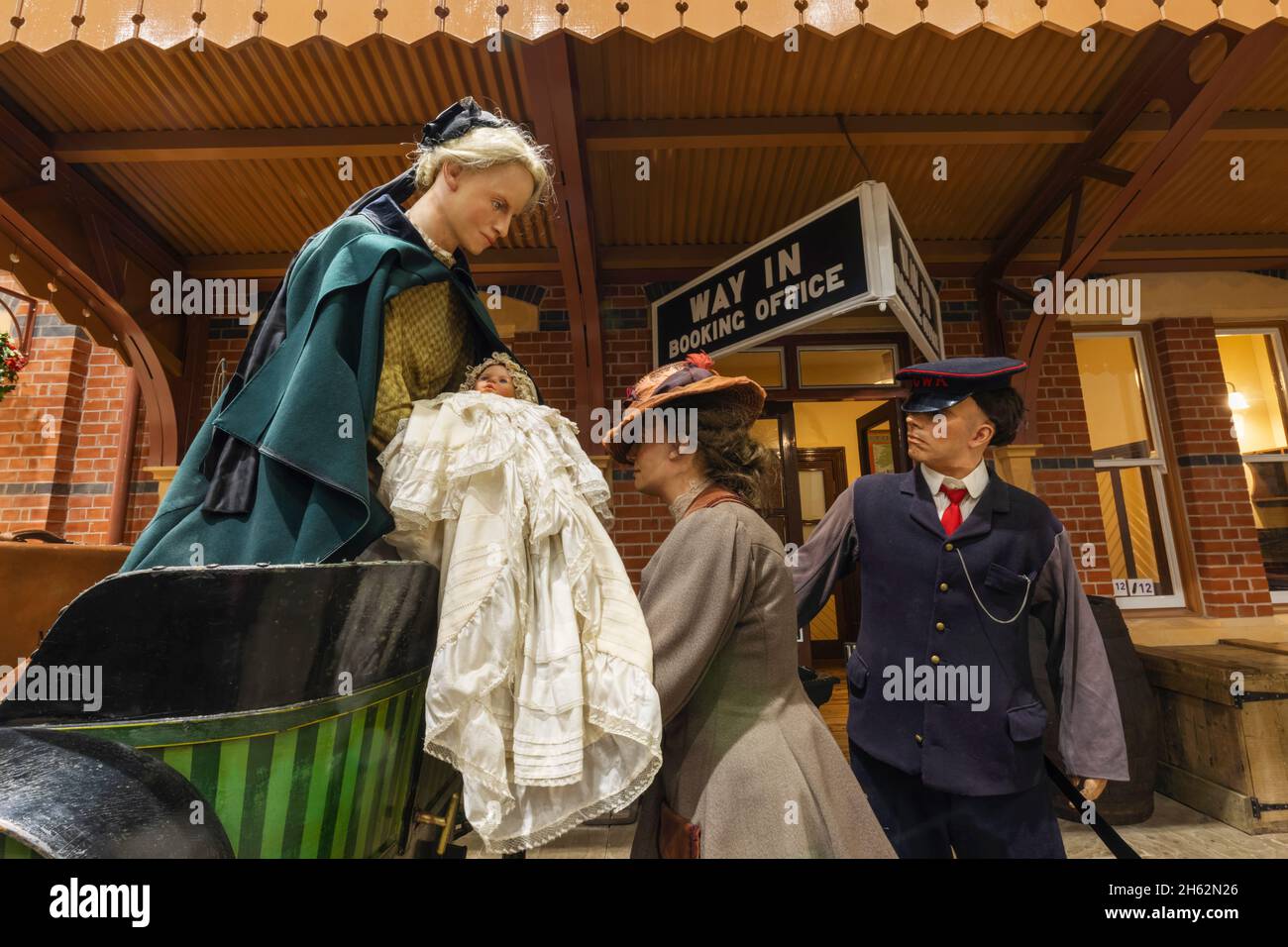 england, hampshire, basingstoke, Meilensteinmuseum, Ausstellung von Bahnreisenden aus der Viktoira-Ära mit Baby Stockfoto