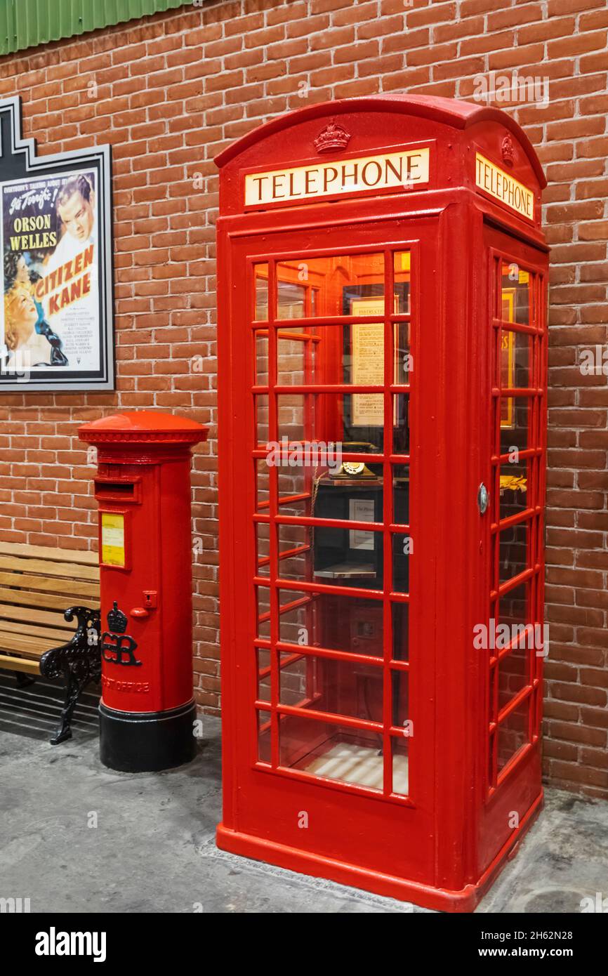 england, hampshire, basingstoke, Meilensteinmuseum, Ausstellung von Vintage traditionellen roten Telefonkasten und rotem Briefkasten Stockfoto