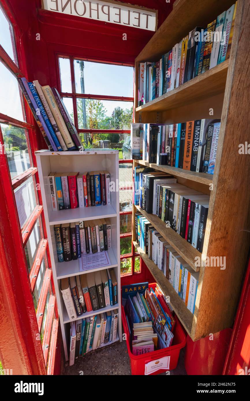 england, hampshire, oberes Clatford, traditionelle rote Telefonbox, umgewandelt in eine Mini-Bibliothek Stockfoto