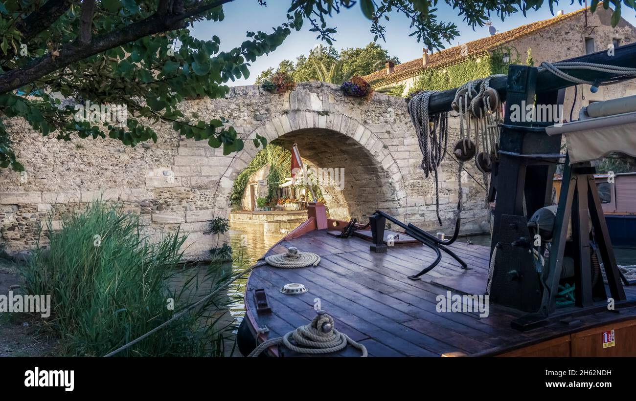 canal du Midi in le somail. Der Kanal ist ein unesco-Weltkulturerbe und wurde 1681 fertiggestellt. Er wurde von pierre paul riquet entworfen. Die Steinbrücke ist als Monument historique klassifiziert. Stockfoto