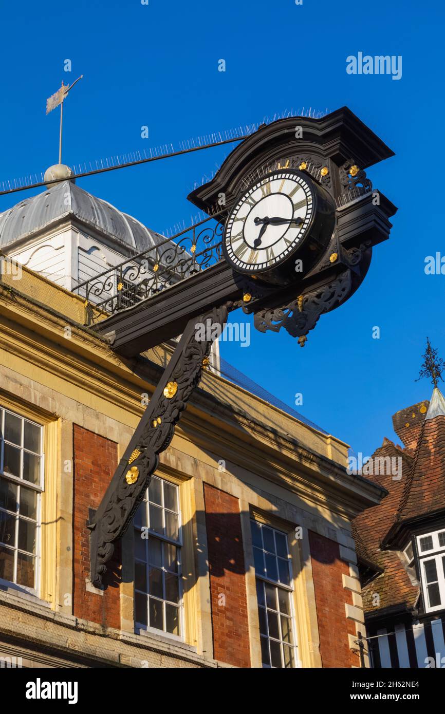 england, hampshire, winchester, die Hauptstraße, die alte guildhall, die Stadtuhr aus dem 18. Jahrhundert Stockfoto