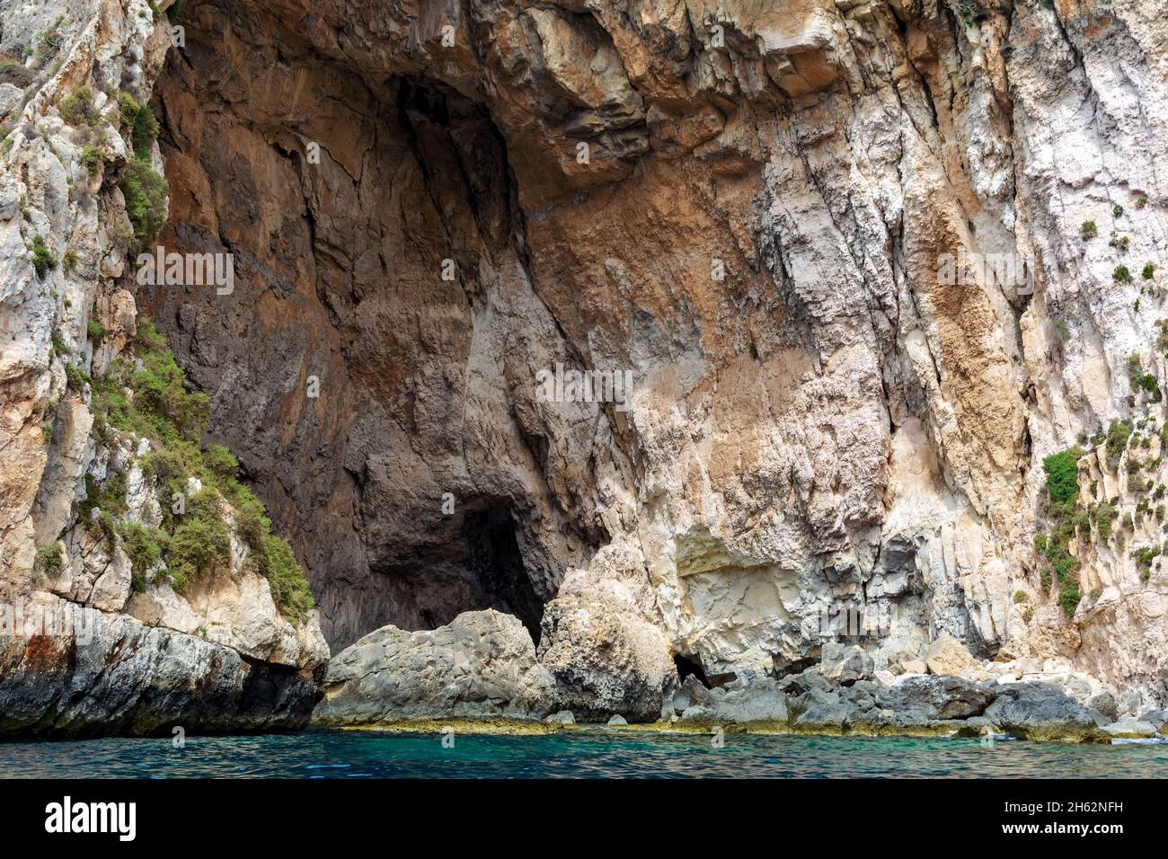 Felskanten der Bucht Wied iż-Żurrieq in der Nähe der Blauen Grotte, Malta, ragen aus dem Mittelmeer heraus und werden von der Morgensonne beleuchtet. Felsformationen mit Stockfoto
