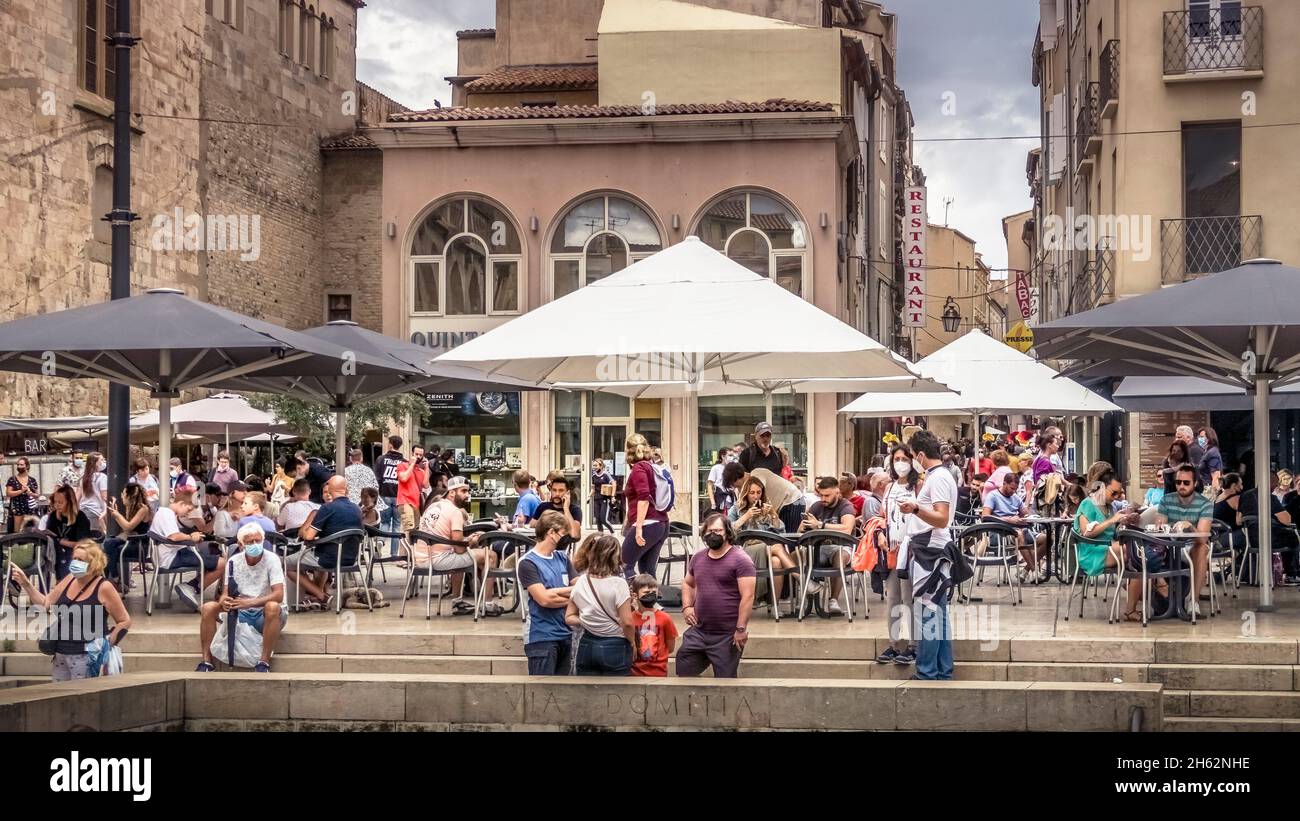 Café am Place de l'Hôtel de ville in narbonne im Sommer. Stockfoto