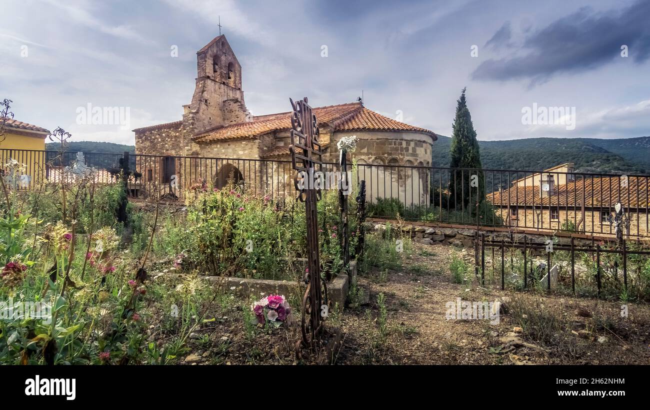 pfarrkirche saint félix und alter Friedhof in Calmeilles. Die Kirche ist ein wertvolles Zeugnis der romanischen Architektur des XII Jahrhunderts. Monument historique. Stockfoto