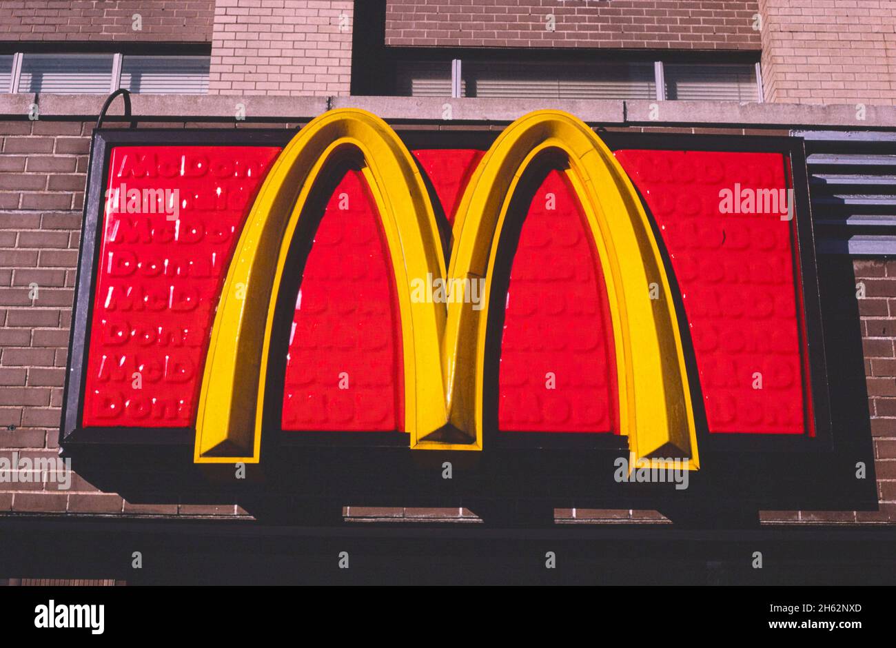 Schild McDonald's Restaurant, 71st Street und Amsterdam Avenue, New York; Ca., New York; Ca. 1984 Stockfoto