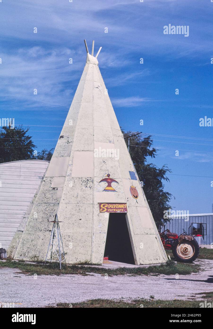 Pocahontas Souvenirstand, nur Tipi, Route 3, Pocahontas, Iowa; Ca. 1987 Stockfoto