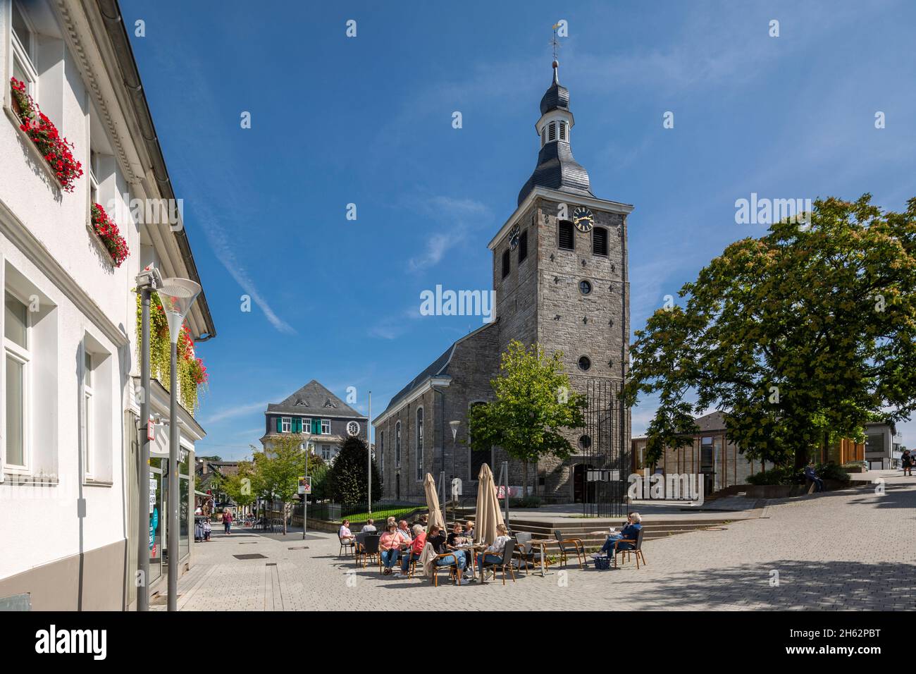 deutschland,mettmann,bergisches Land,niederbergisches Land,niederberg,rheinland,Nordrhein-westfalen,evangelische Kirche freiheitstrasse,in einem Straßencafe auf dem Lavalplatz sitzen Menschen an Tischen Stockfoto