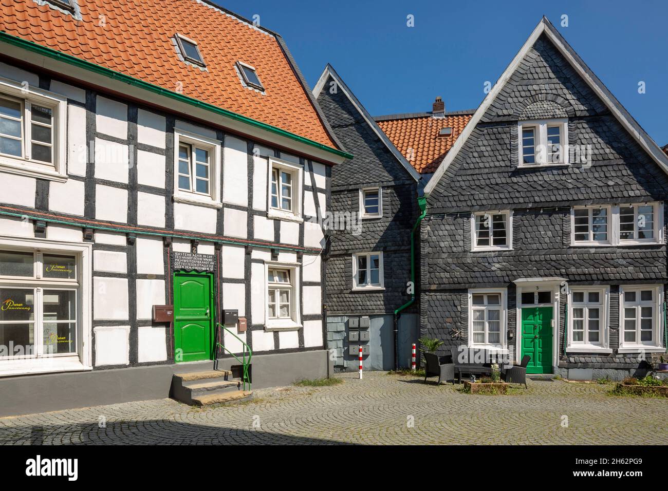 deutschland,wuelfrath,bergisches Land,niederbergisches Land,niederberg,rheinland,Nordrhein-westfalen,Altstadt,Wohnhäuser am Kirchplatz,Fachwerkhaus,Häuser mit Schieferverkleidung Stockfoto