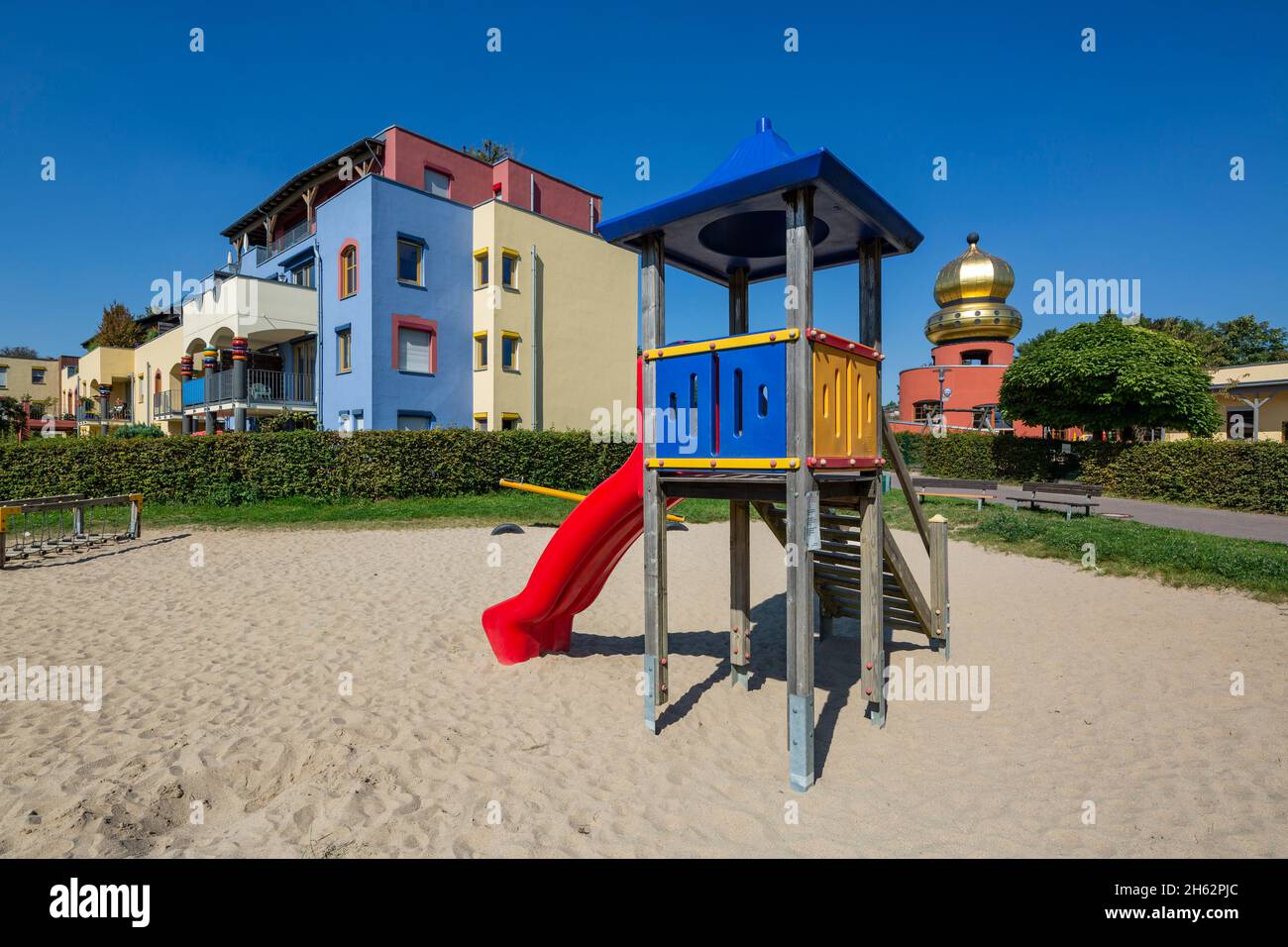 deutschland,wuelfrath,bergisches Land,niederbergisches Land,niederberg,rheinland,Nordrhein-westfalen,evangelischer Kindergarten und Familienzentrum duesseler Tor,goldene Zwiebelkuppel des friedensreich hundertwasser Kindergartens,Kinderspielplatz,Wohngebäude,Wohnanlage,hundertwasser Elemente Stockfoto