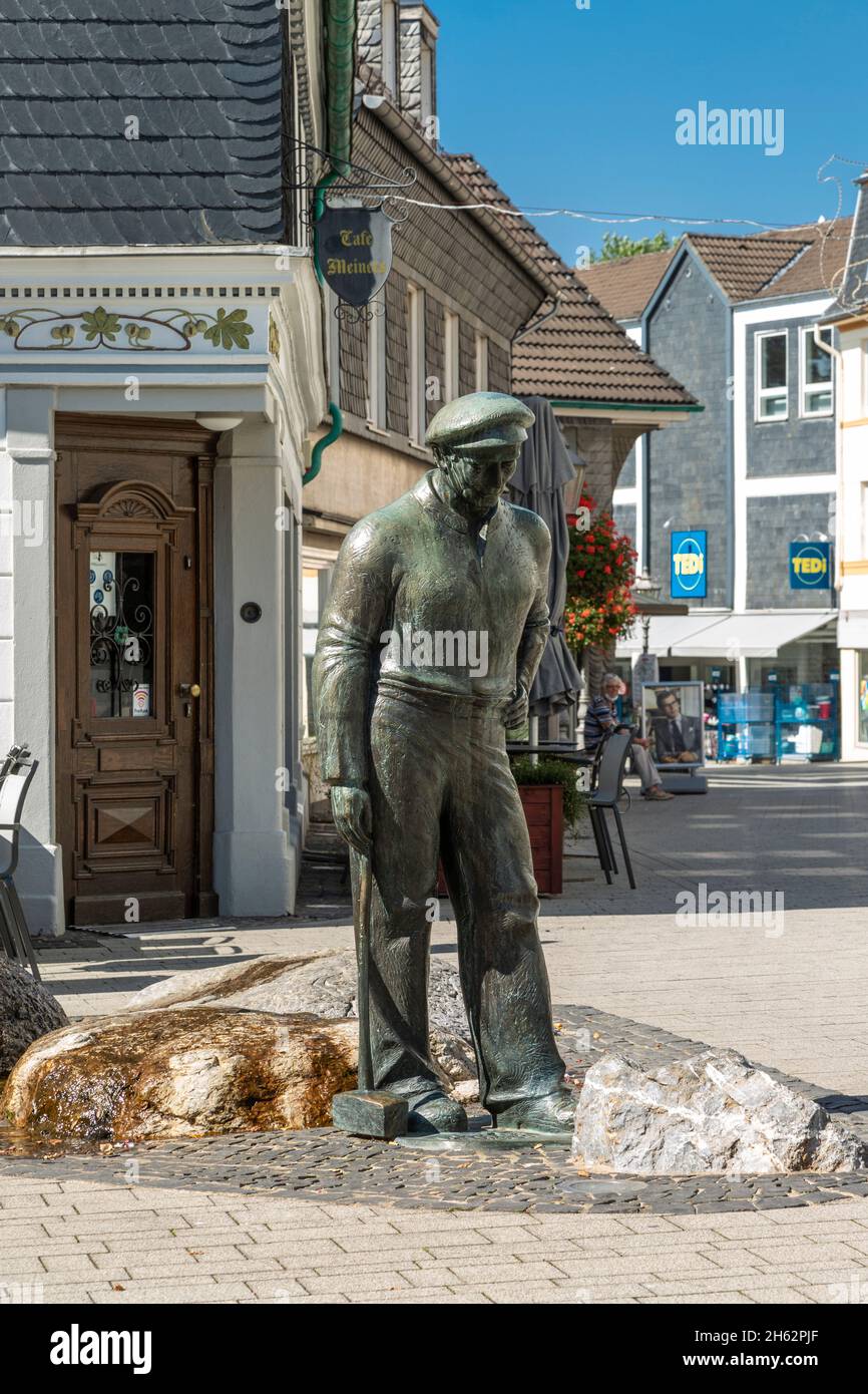 deutschland,wuelfrath,bergisches Land,niederbergisches Land,niederberg,rheinland,Nordrhein-westfalen,Bronzestatue 'der kalker' von kurt raeder in der Fußgängerzone,Arbeiter,Kalkindustrie,Kalkbergbau Stockfoto