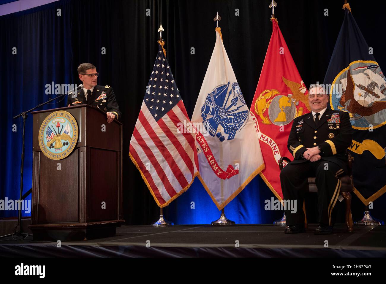 Der scheidende Kommandant des US Central Command, General der US-Armee Joseph L. Votel, hält bei seiner Ruhestandszeremonie in Tampa, Florida, am 28. März 2019, Bemerkungen. Votel zog sich nach 39 Jahren Militärdienst in den Ruhestand. Der Generalstabschef der US-Armee, General Mark A. Milley (rechts), moderierte die Veranstaltung, zu der auch der amtierende US-Verteidigungsminister Patrick M. Shanahan gehörte. Stockfoto