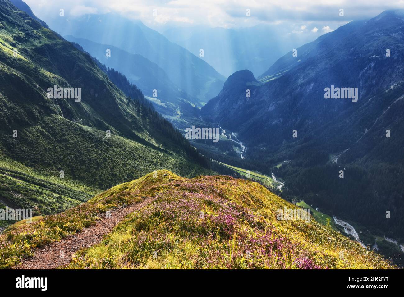 stimmungsvolle Atmosphäre in einer alpinen Berglandschaft im Sommer. Sonnenstrahlen brechen durch Wolken. maderanertal,glarner alpen,uri,schweiz,europa Stockfoto