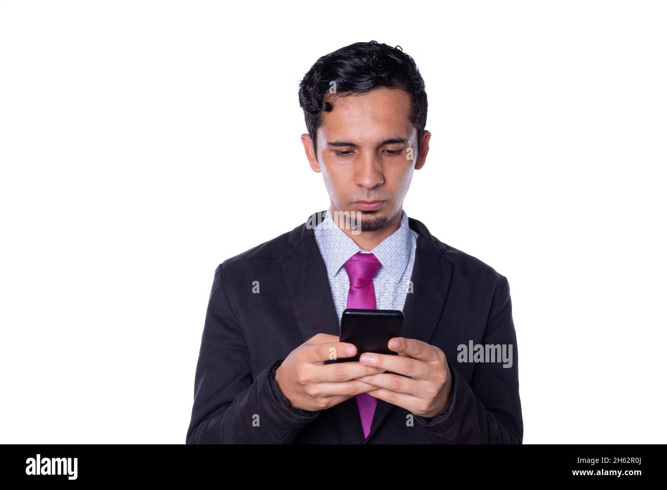 Geschäftsmann, der ein Smartphone verwendet. Junge Erwachsene, die einen Smart Suit tragen, überprüfen Ihr Handy. Isoliert auf weißem Hintergrund. Stockfoto